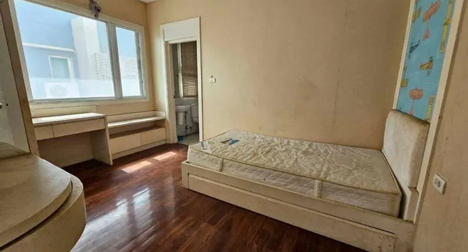For sale 5 bedrooms townhouse in Bueng Kum, Bangkok