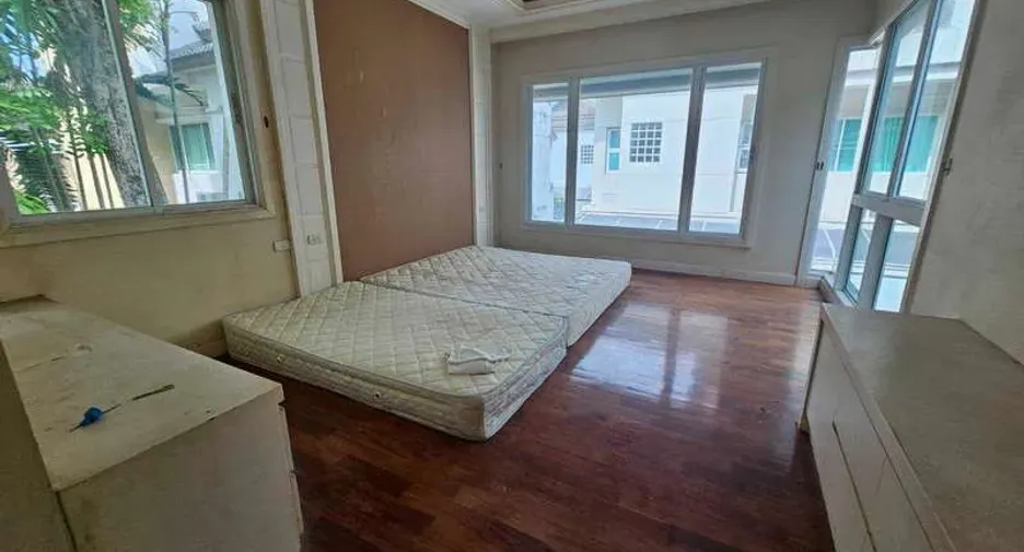 For sale 5 bedrooms townhouse in Bueng Kum, Bangkok