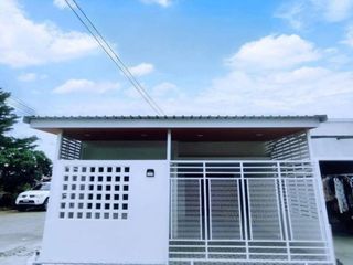 For sale 2 bed townhouse in Ban Phaeo, Samut Sakhon
