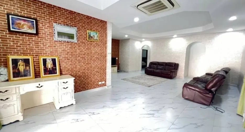 For rent and for sale 4 bedrooms house in Bang Lamung, Chonburi