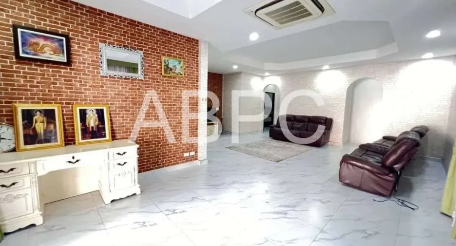 For rent and for sale 4 bedrooms house in Bang Lamung, Chonburi
