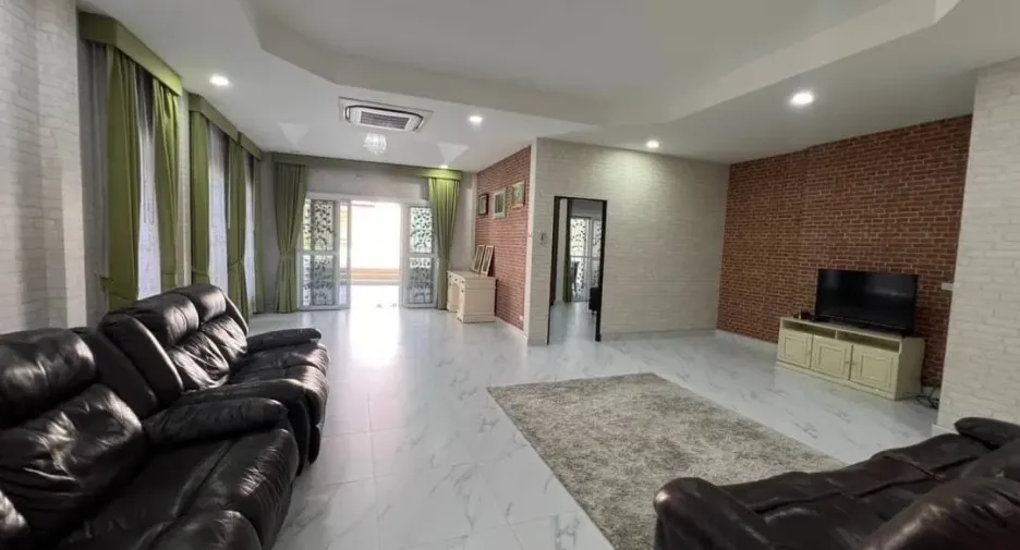 For rent and for sale 4 bedrooms house in Bang Lamung, Chonburi