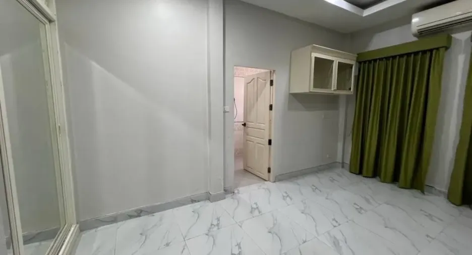 For rent and for sale 4 bedrooms house in Bang Lamung, Chonburi