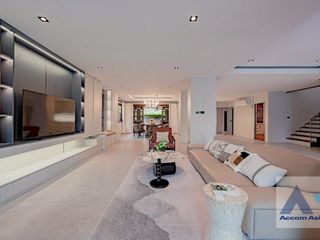 For rent そして for sale 5 Beds house in Phra Khanong, Bangkok