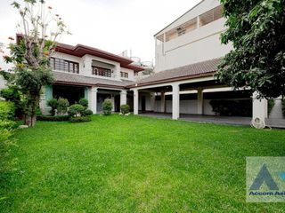 For rent そして for sale 5 Beds house in Phra Khanong, Bangkok