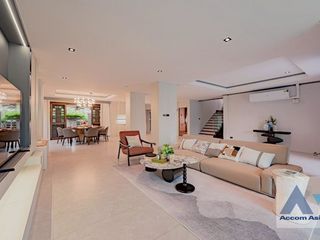 For rent そして for sale 5 Beds house in Phra Khanong, Bangkok