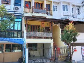 For sale 4 bed townhouse in Mueang Chiang Mai, Chiang Mai