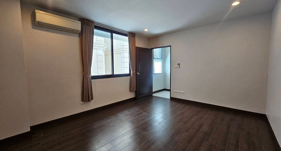 For rent 3 bedrooms condo in Watthana, Bangkok