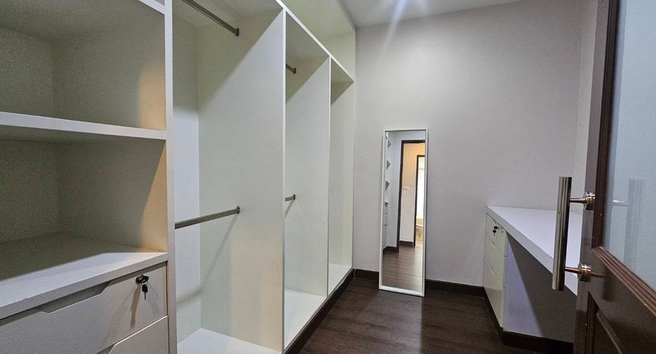 For rent 3 bedrooms condo in Watthana, Bangkok