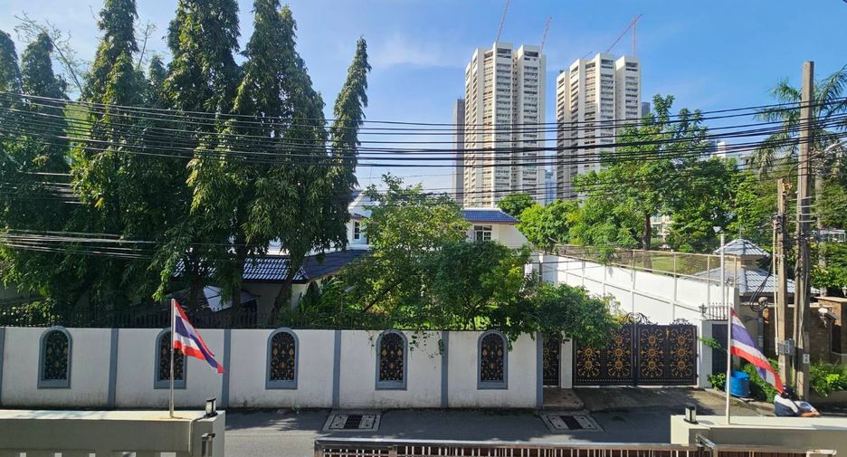 For rent 3 bedrooms condo in Watthana, Bangkok