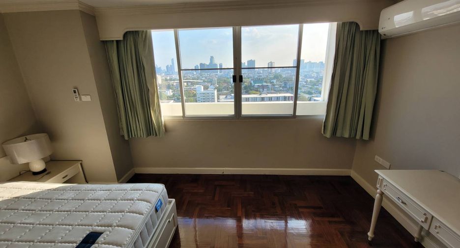 For rent 3 bedrooms condo in Watthana, Bangkok