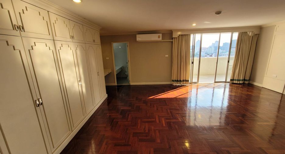 For rent 3 bedrooms condo in Watthana, Bangkok