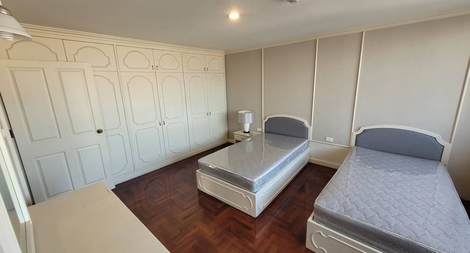 For rent 3 bedrooms condo in Watthana, Bangkok