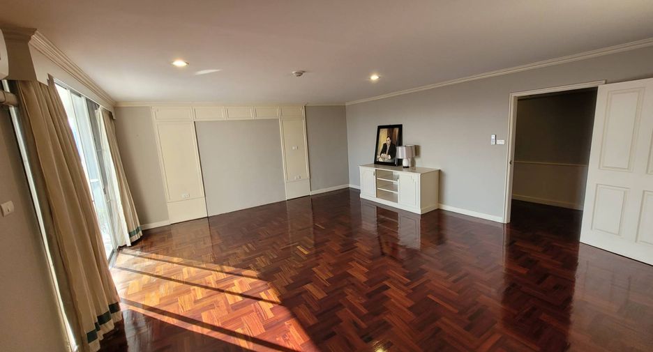 For rent 3 bedrooms condo in Watthana, Bangkok