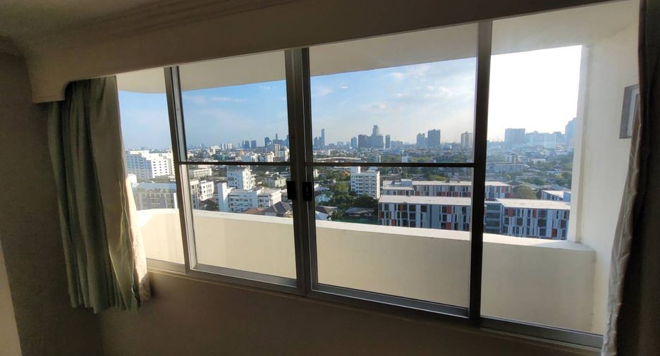 For rent 3 bedrooms condo in Watthana, Bangkok
