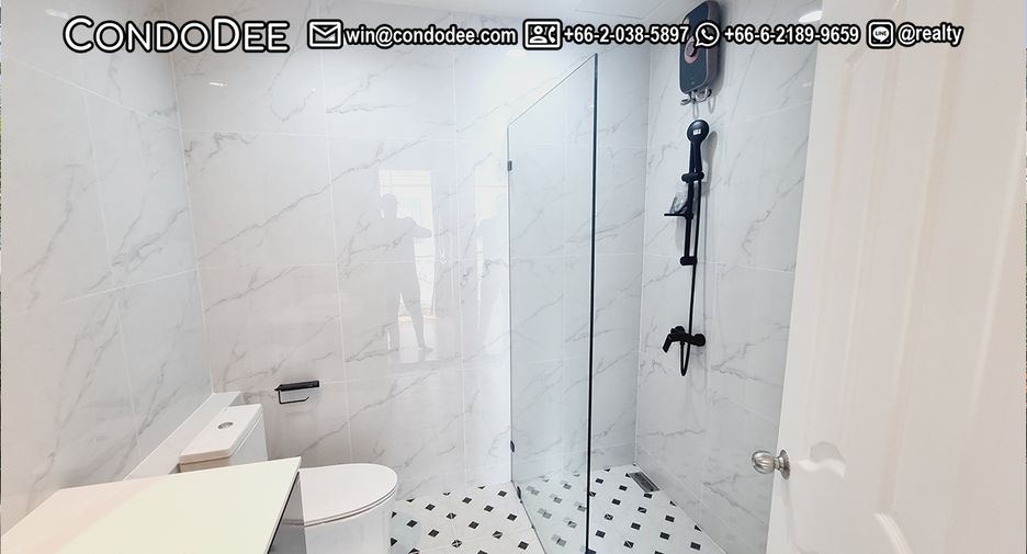 Casa adosada en venta de 4 habitaciones en Watthana, Bangkok