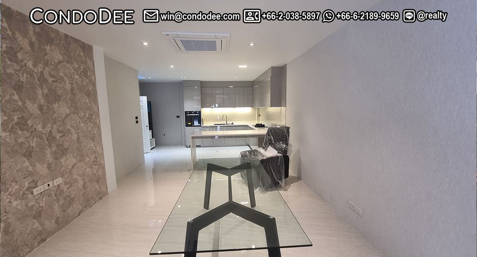 Casa adosada en venta de 4 habitaciones en Watthana, Bangkok