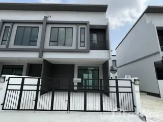 For sale 4 Beds townhouse in Lam Luk Ka, Pathum Thani