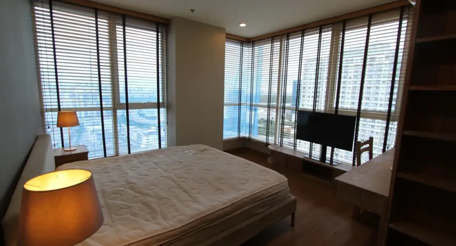 À louer 2 chambres condo à Yan Nawa, Bangkok