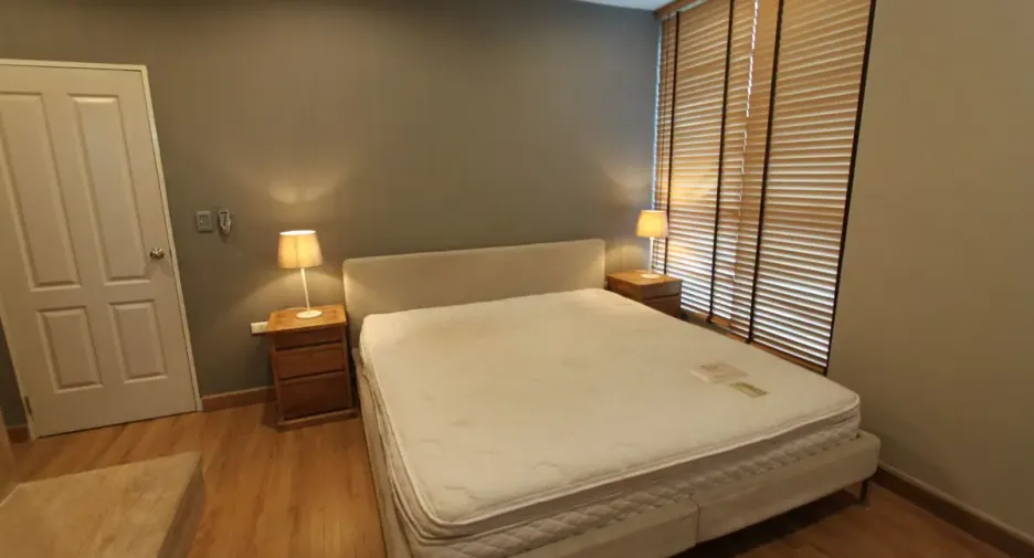 À louer 2 chambres condo à Yan Nawa, Bangkok