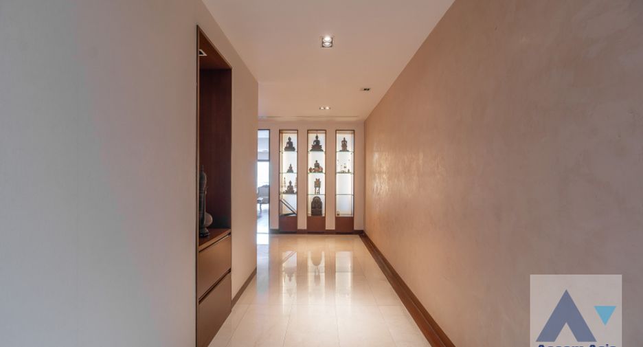 For sale 3 bed condo in Watthana, Bangkok