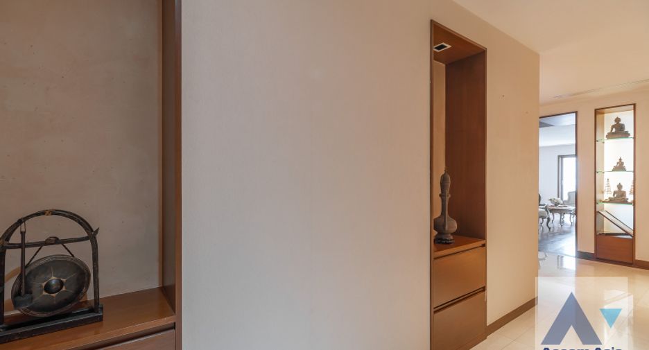 For sale 3 bed condo in Watthana, Bangkok