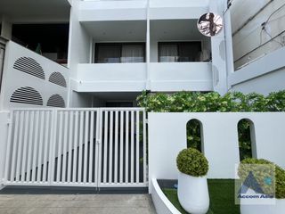 For rent 2 bed townhouse in Khlong Toei, Bangkok