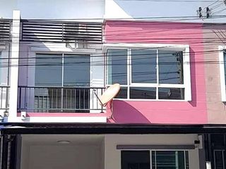 For sale 3 bed townhouse in Lam Luk Ka, Pathum Thani