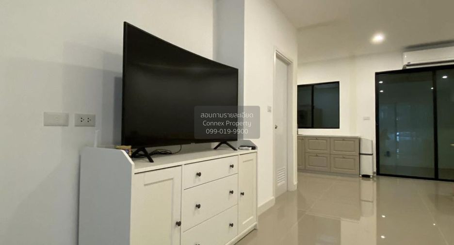 For rent 3 bedrooms townhouse in Saphan Sung, Bangkok