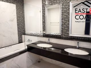 Casa en alquiler de 4 habitaciones en Bang Lamung, Chonburi