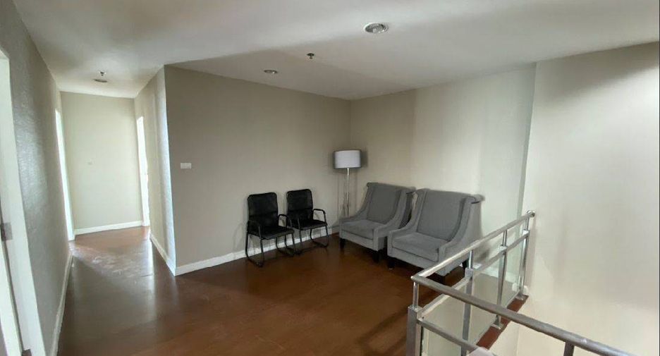 For rent 5 bed condo in Huai Khwang, Bangkok