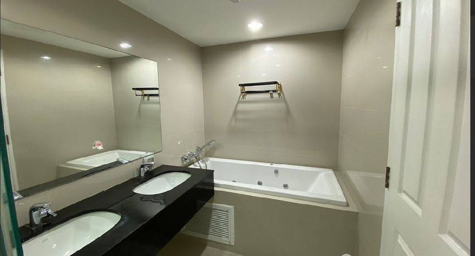 For rent 5 bed condo in Huai Khwang, Bangkok
