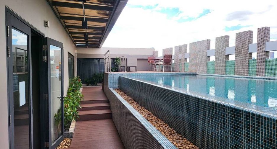 For sale 2 bed condo in Phaya Thai, Bangkok