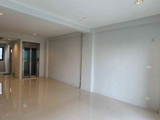 For rent 4 bed retail Space in Suan Luang, Bangkok