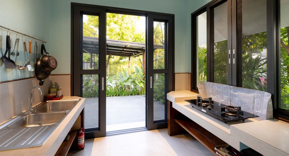 For rent and for sale 5 bedrooms house in Saraphi, Chiang Mai