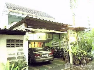For sale 3 bed townhouse in Lat Phrao, Bangkok