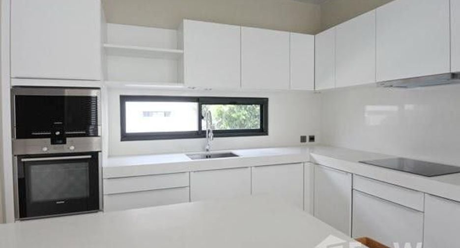 For sale 5 bed house in Huai Khwang, Bangkok