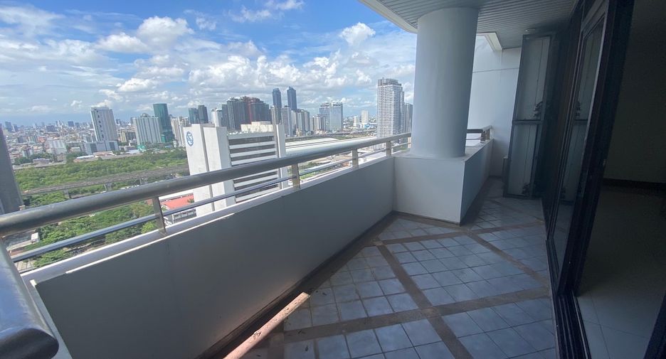 For sale 3 bed condo in Watthana, Bangkok