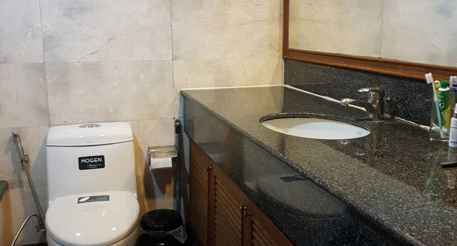 For sale 1 bed condo in Khlong Toei, Bangkok