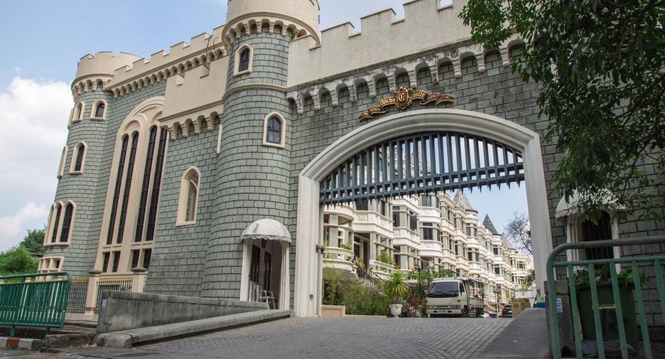 Casa adosada en venta de 3 habitaciones en Watthana, Bangkok