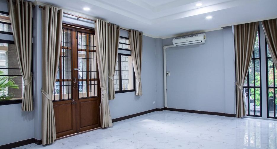 Casa adosada en venta de 3 habitaciones en Watthana, Bangkok