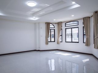 Casa adosada en venta de 3 habitaciones en Watthana, Bangkok