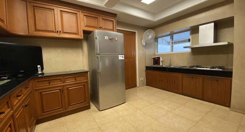 For sale 3 Beds condo in Khlong Toei, Bangkok
