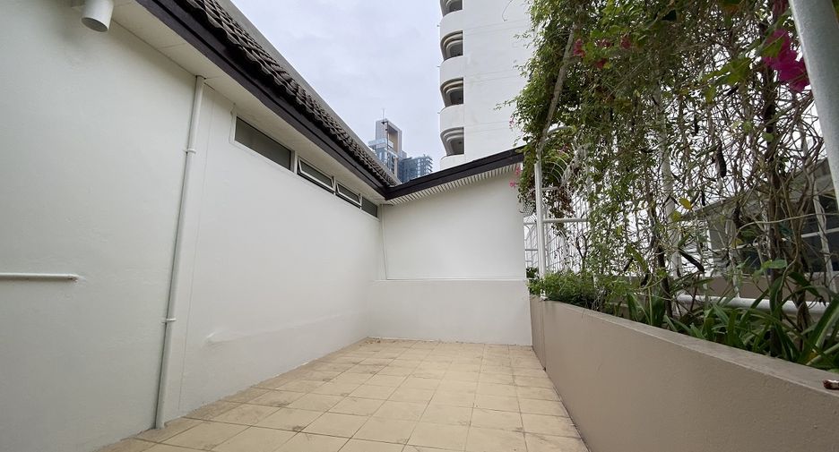 For sale 3 Beds condo in Khlong Toei, Bangkok