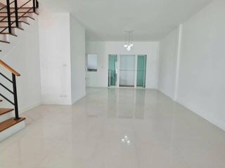 For rent 3 bed townhouse in Mueang Pathum Thani, Pathum Thani