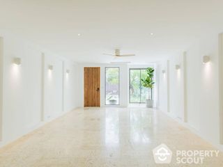 For sale 4 bed townhouse in Watthana, Bangkok