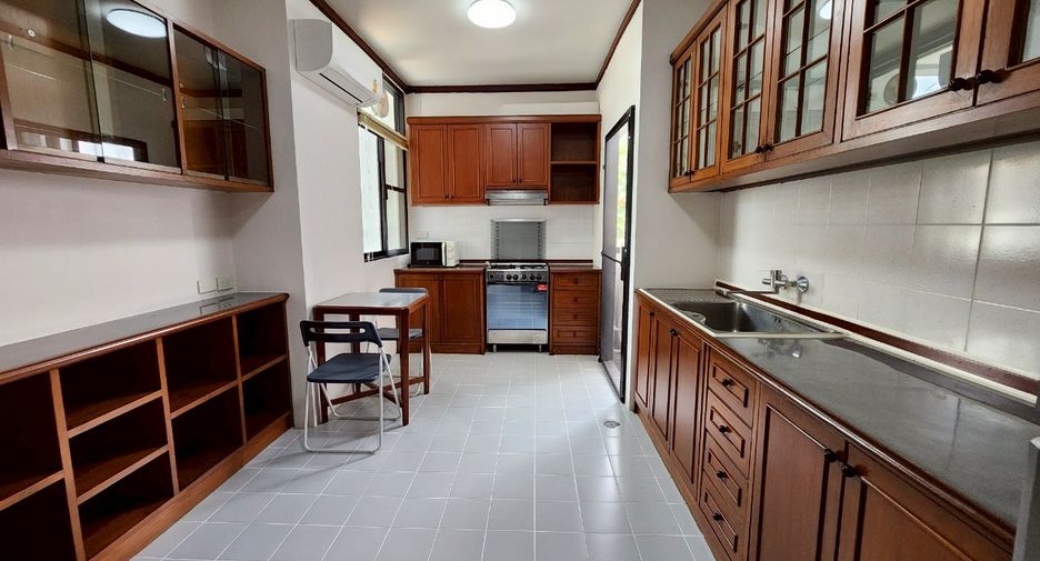 Condo en alquiler de 3 habitaciones en Watthana, Bangkok