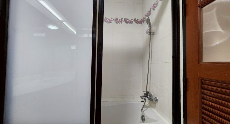 Condo en alquiler de 3 habitaciones en Watthana, Bangkok