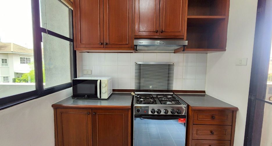 Condo en alquiler de 3 habitaciones en Watthana, Bangkok
