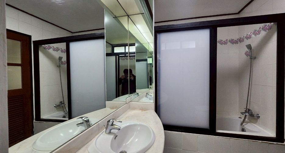 Condo en alquiler de 3 habitaciones en Watthana, Bangkok